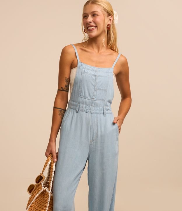 Macacão Jardineira em Jeans com Alça Fina e Bolso