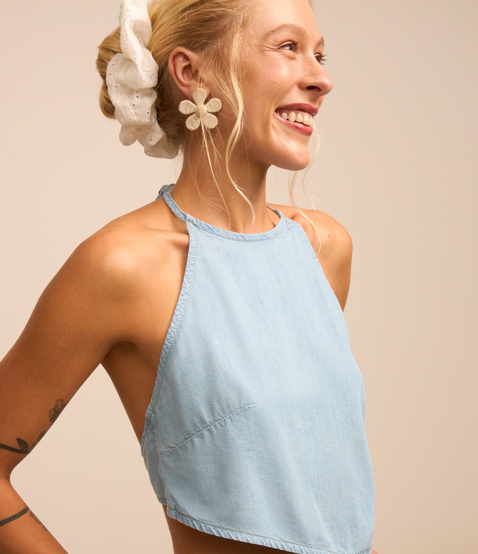 Top Frente Única em Jeans com Detalhe de Ponteira de Concha Jeans Claro 3