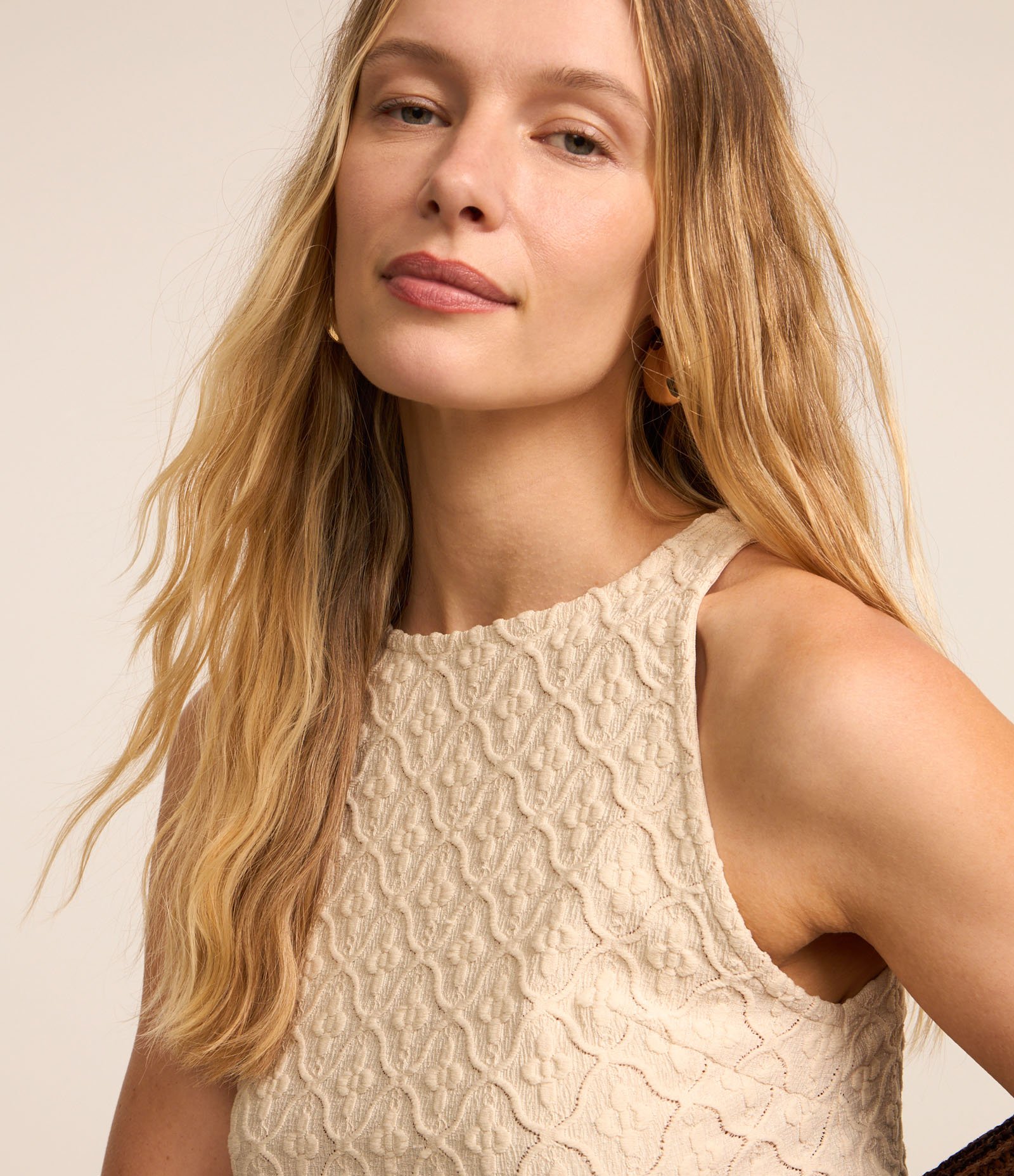 Blusa Regata Texturizada com Gola Halter Bege 3