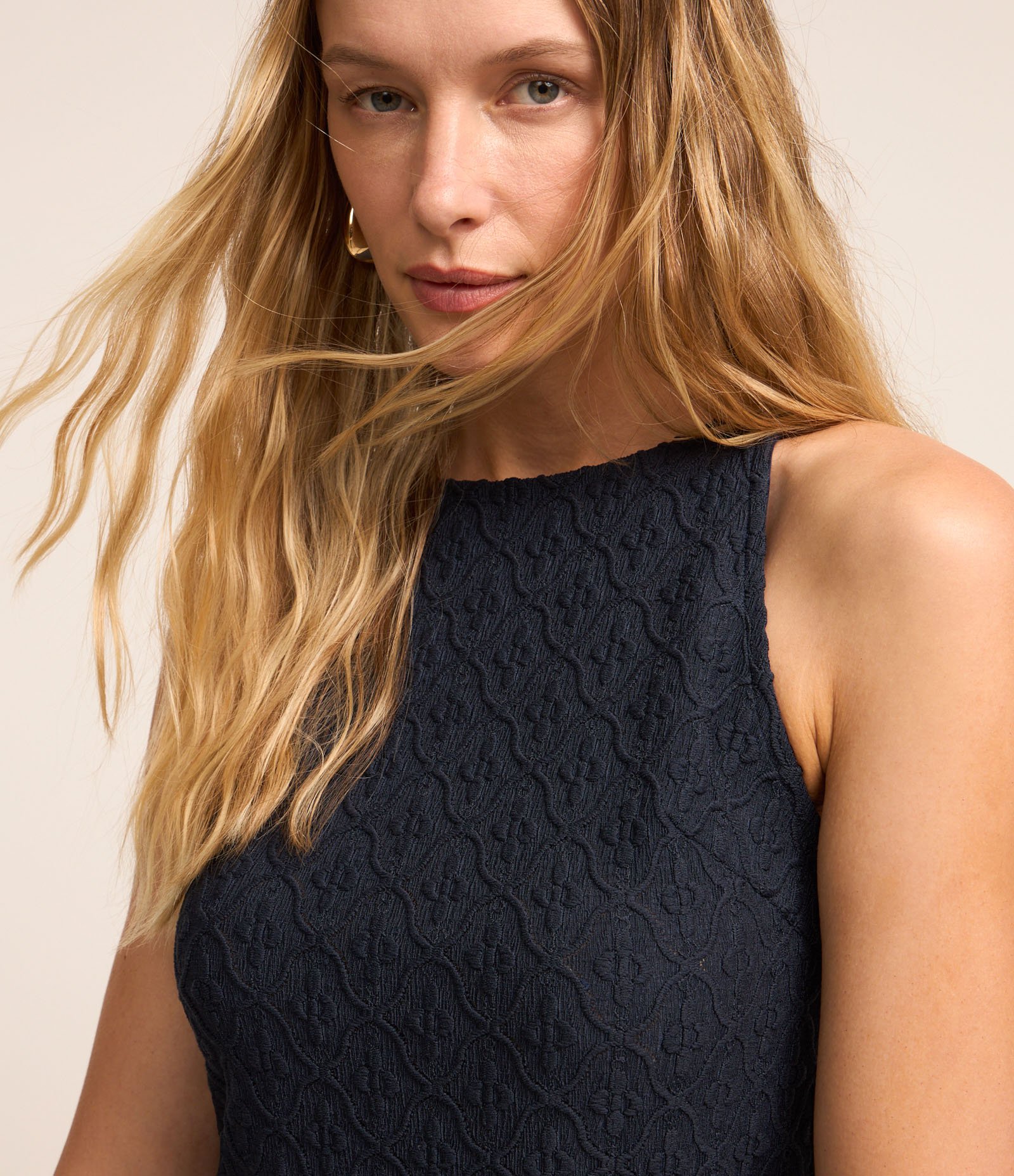 Blusa Regata Texturizada com Gola Halter Azul Marinho 3