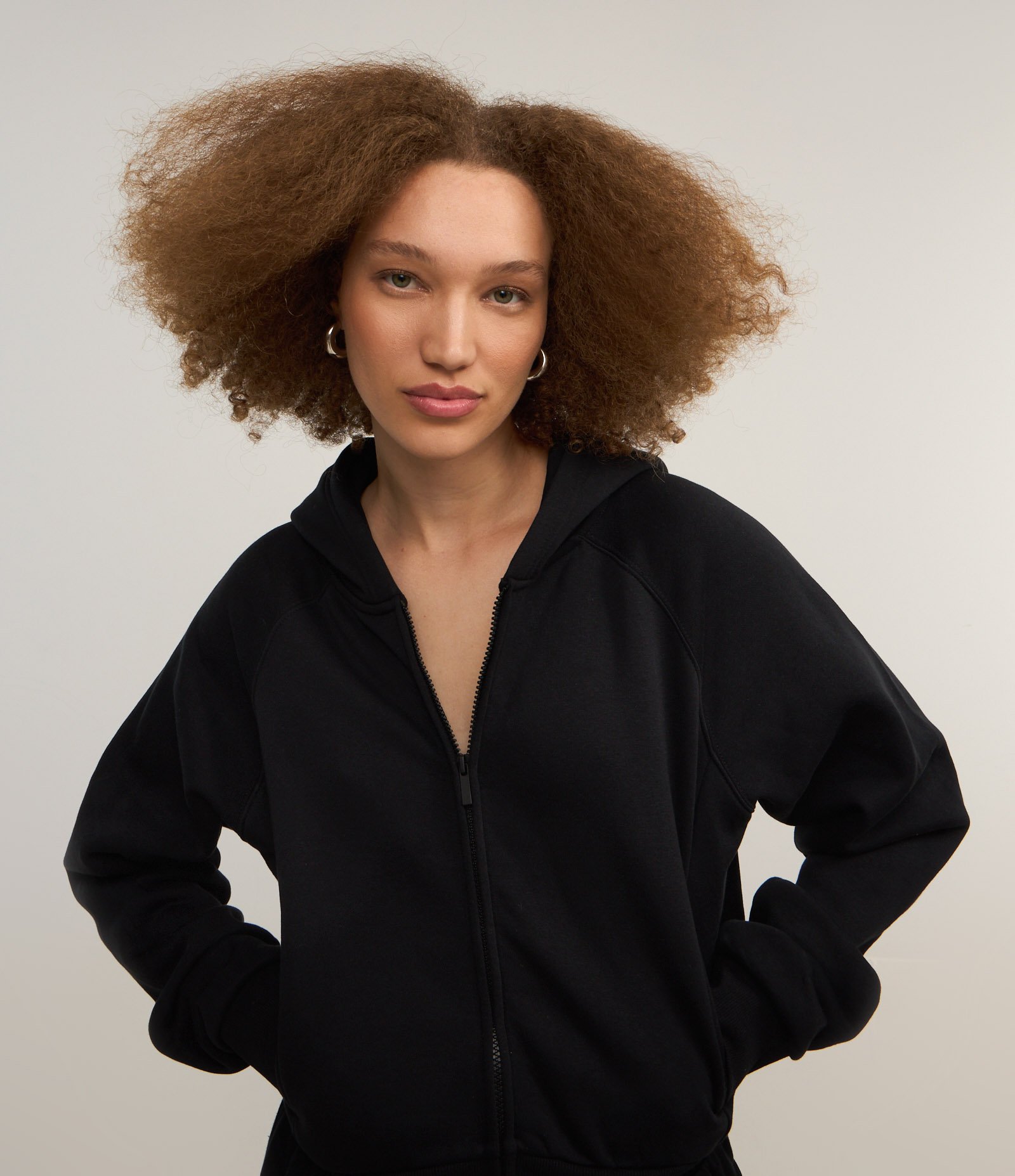 Casaco em Moletom com Capuz e Bolso Canguru Preto 1