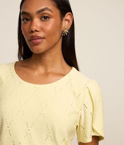 Blusa em Laise com Manga Bufante e Detalhe Sobreposto