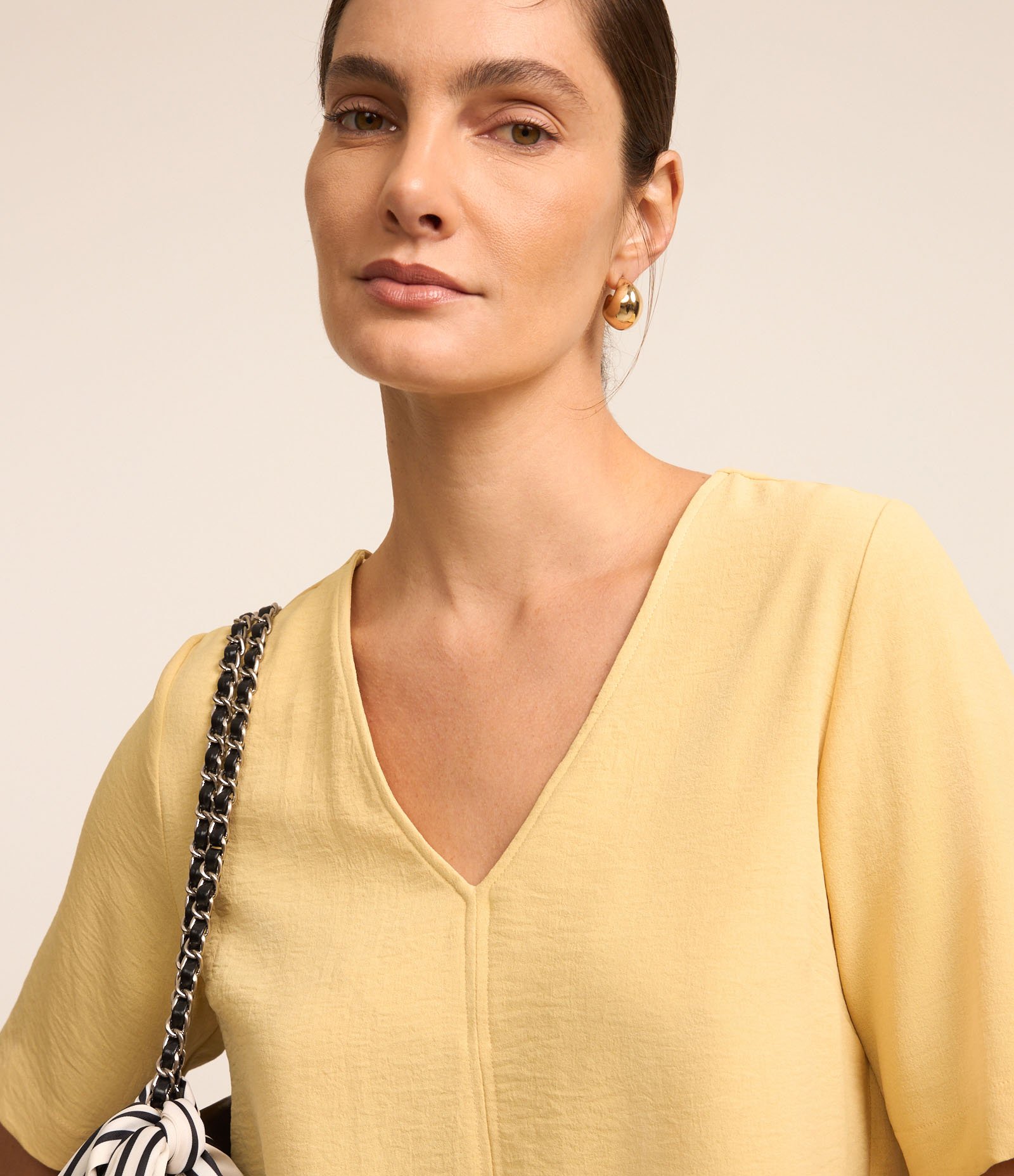 Blusa em Crepe com Decote V Amarelo 3