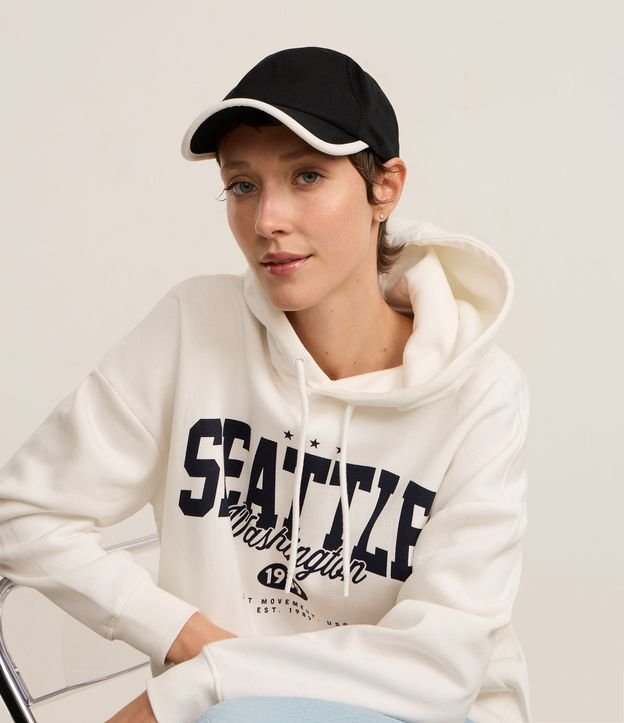 Boné Aba Curva em Sarja com Detalhe Contrastante na Borda