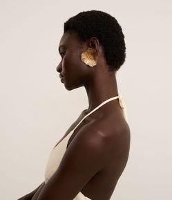 Brinco Botão em Metal Flor com Pétalas Delicadas