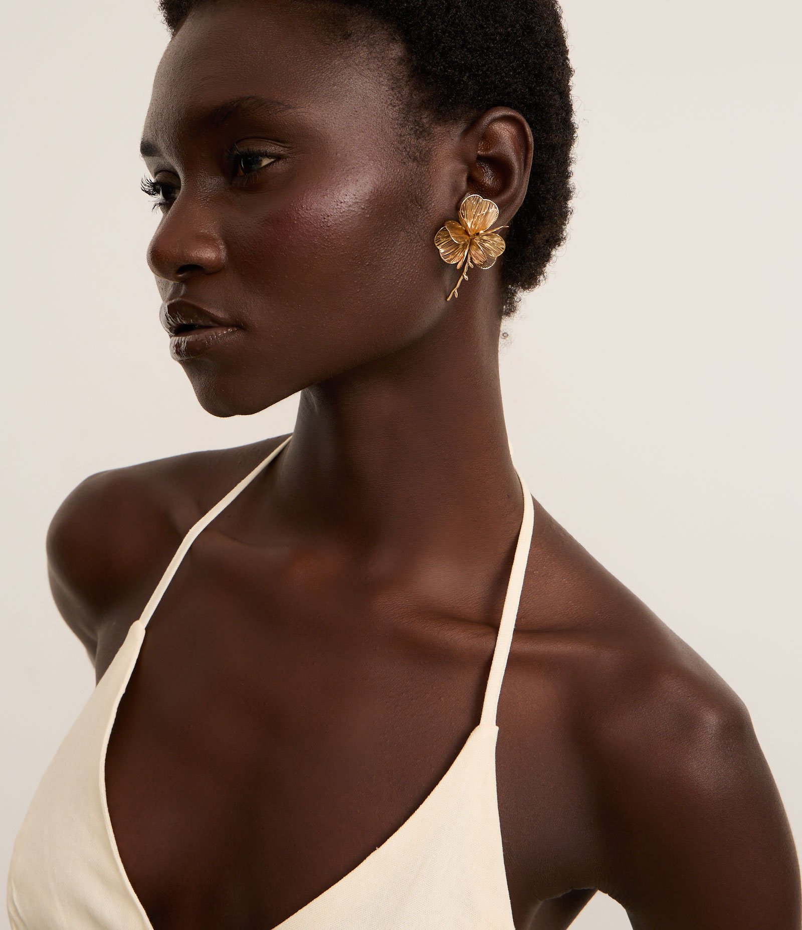 Brinco Pequeno em Metal Flor com Pétalas Delicadas Dourado 4