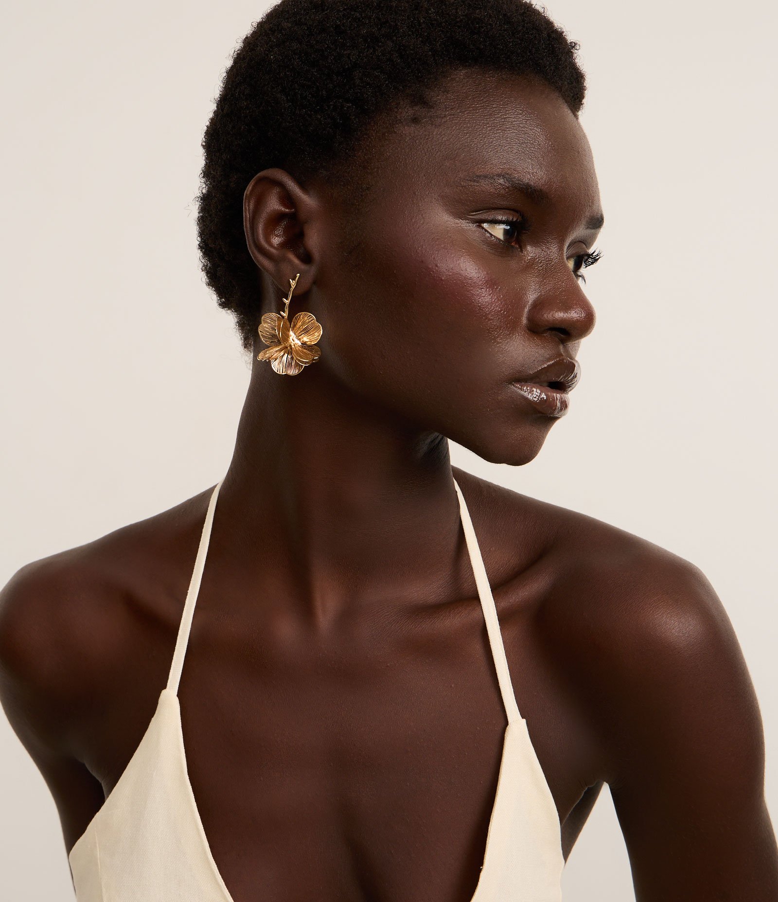 Brinco Pequeno em Metal Flor com Pétalas Delicadas Dourado 1