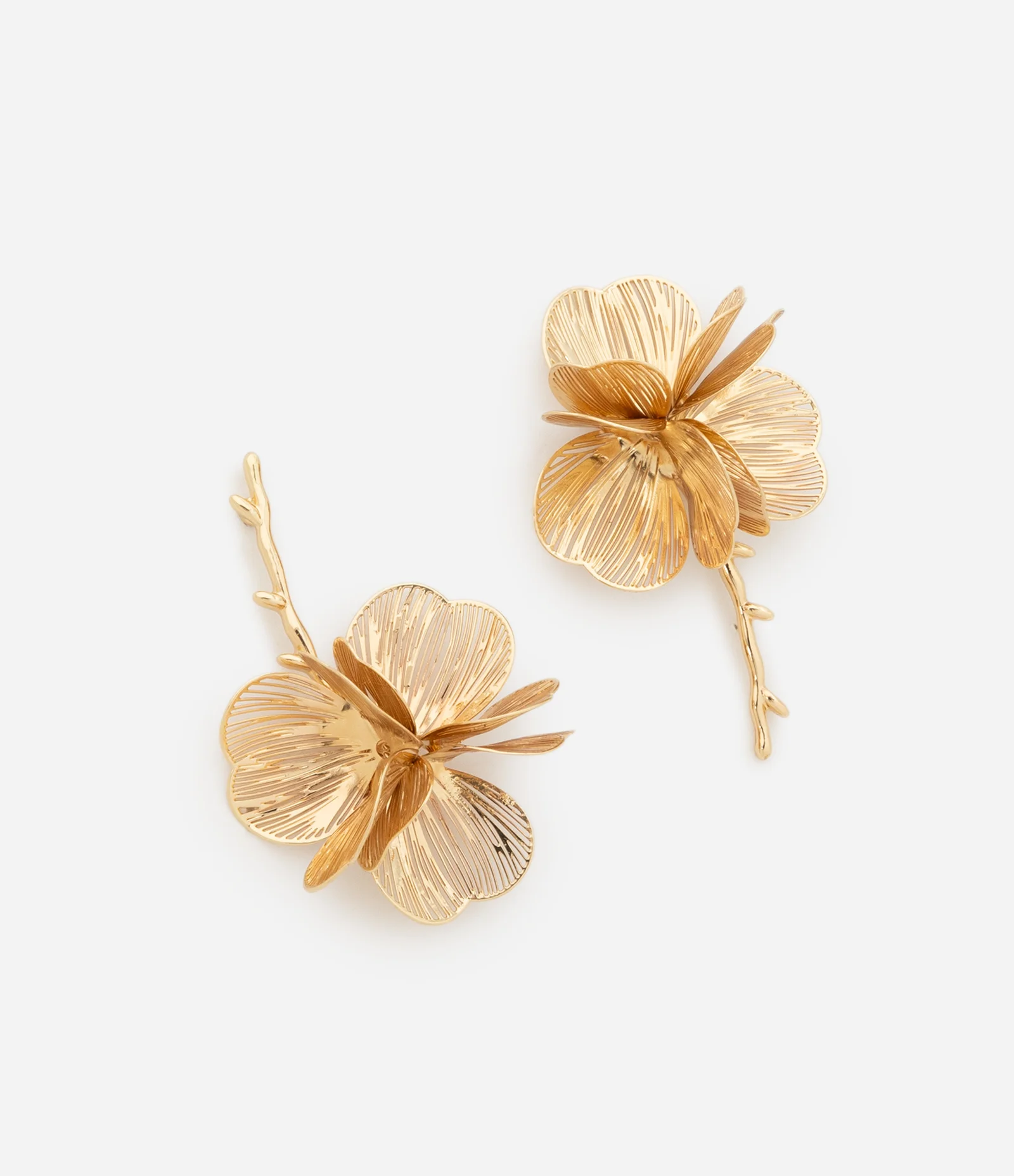 Brinco Pequeno em Metal Flor com Pétalas Delicadas Dourado 2