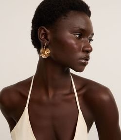 Brinco Pequeno em Metal Flor com Pétalas Delicadas