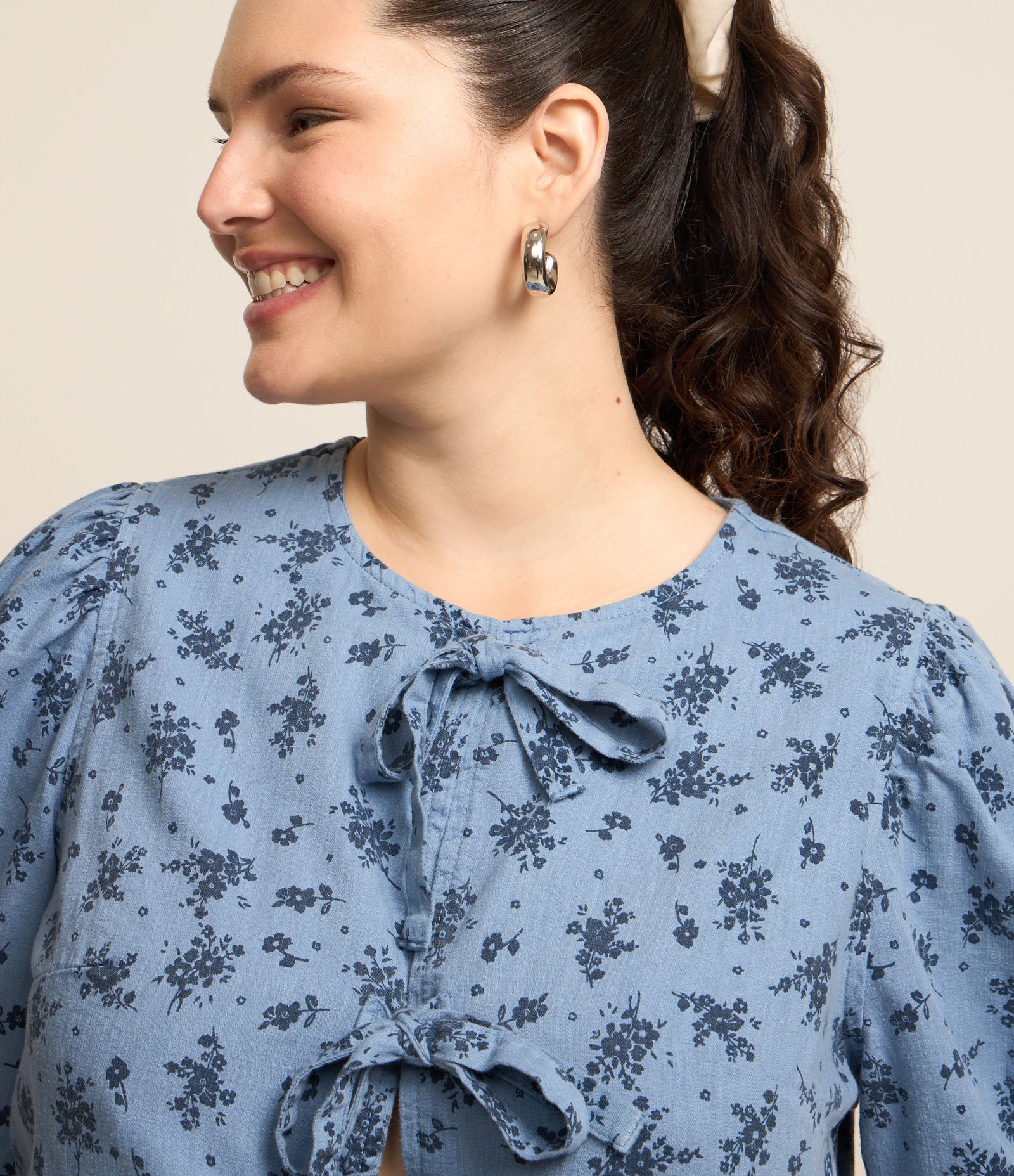 Blusa Cropped em Sarja Floral com Laços Curve & Plus Size Azul 1