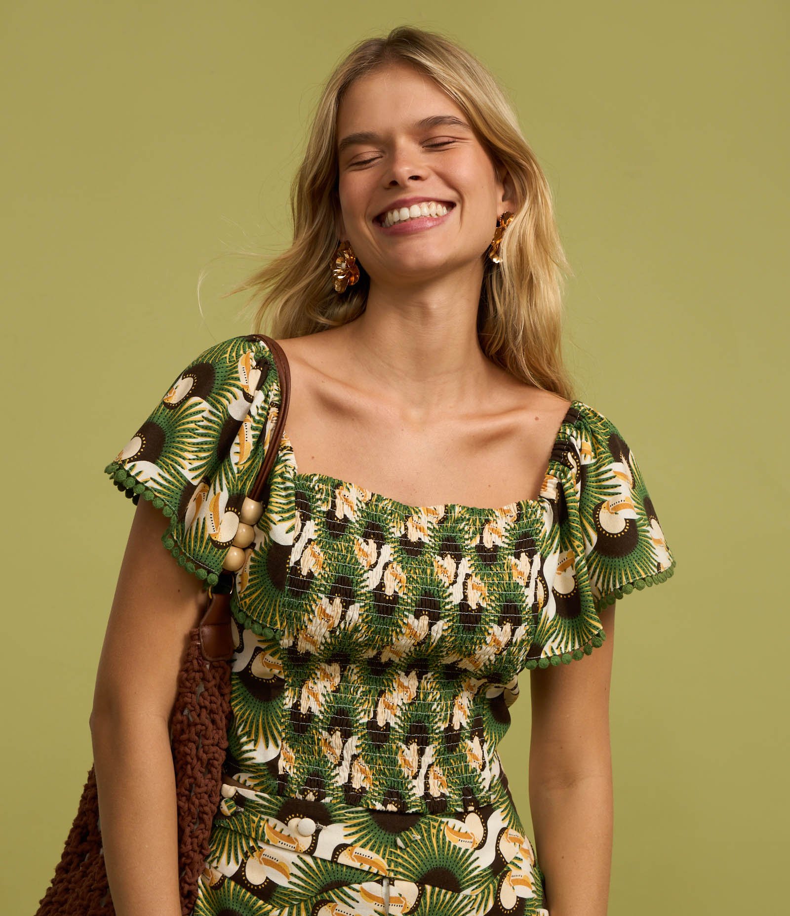 Blusa Cropped em Viscose e Linho com Lastex e Estampa Tucanos Verde 4
