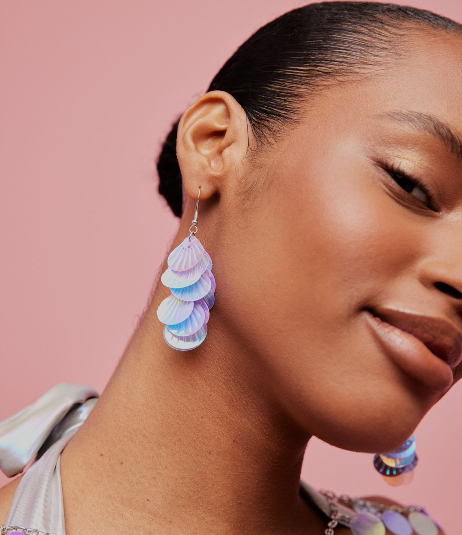 Brinco Médio de Anzol com Escamas de Sereia Holográficas Lilás 2