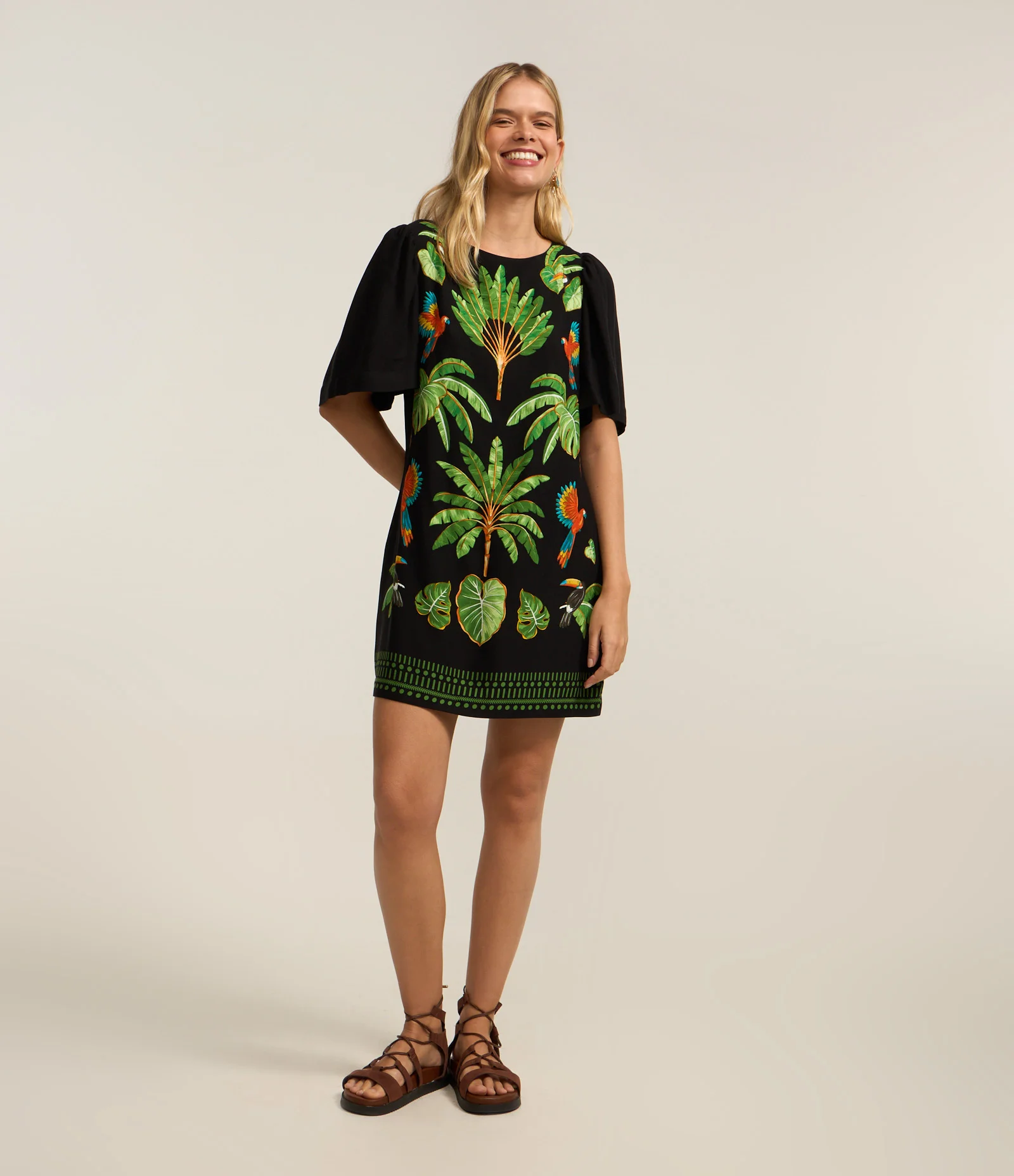 Vestido Curto em Viscose com Estampa Tropical Preto 2