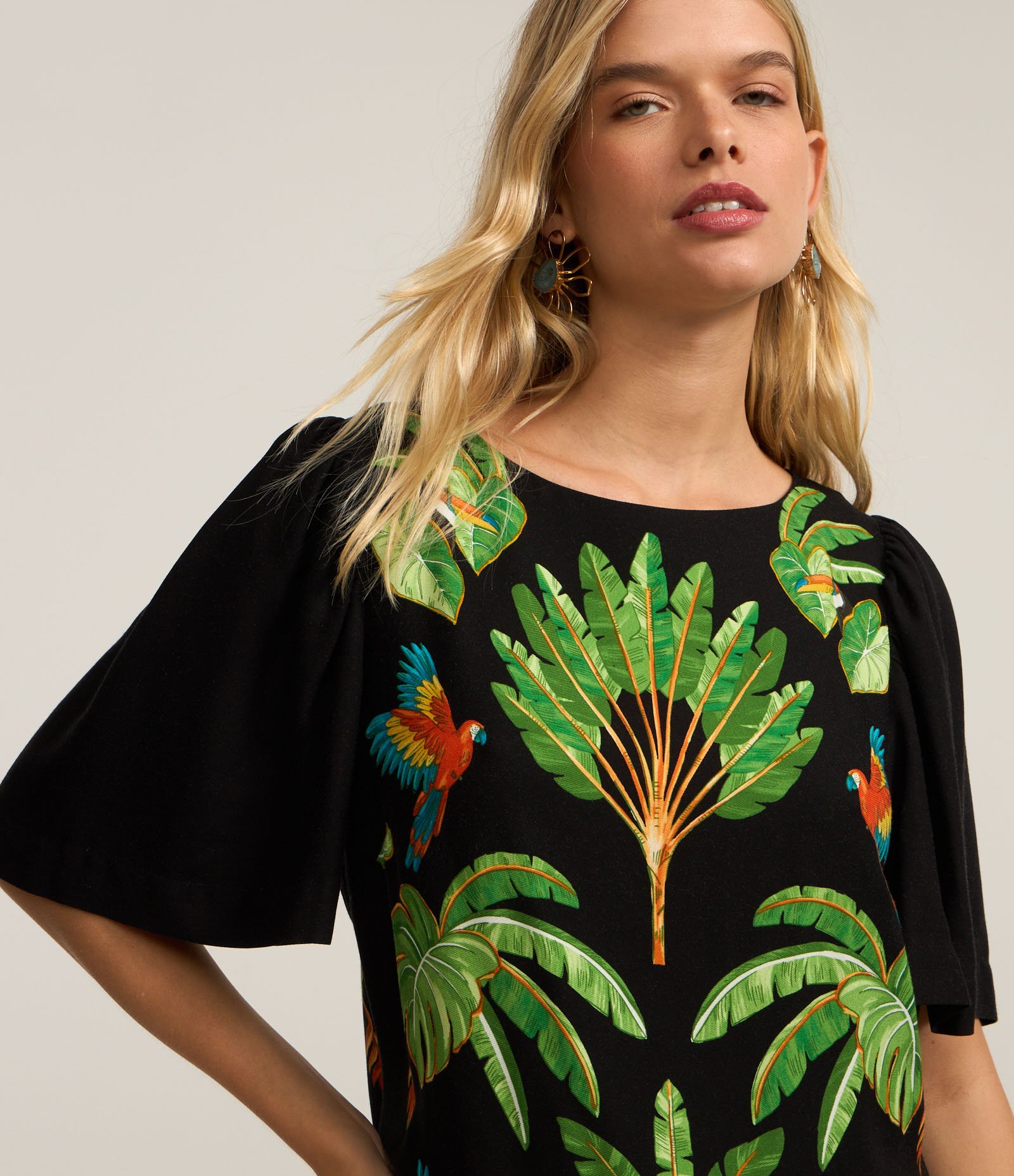 Vestido Curto em Viscose com Estampa Tropical Preto 3