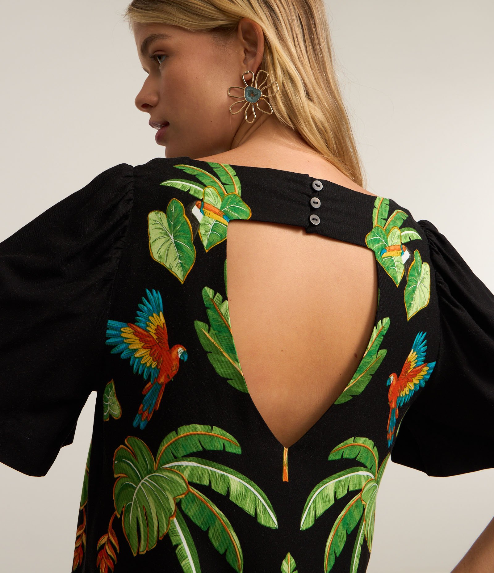 Vestido Curto em Viscose com Estampa Tropical Preto 4