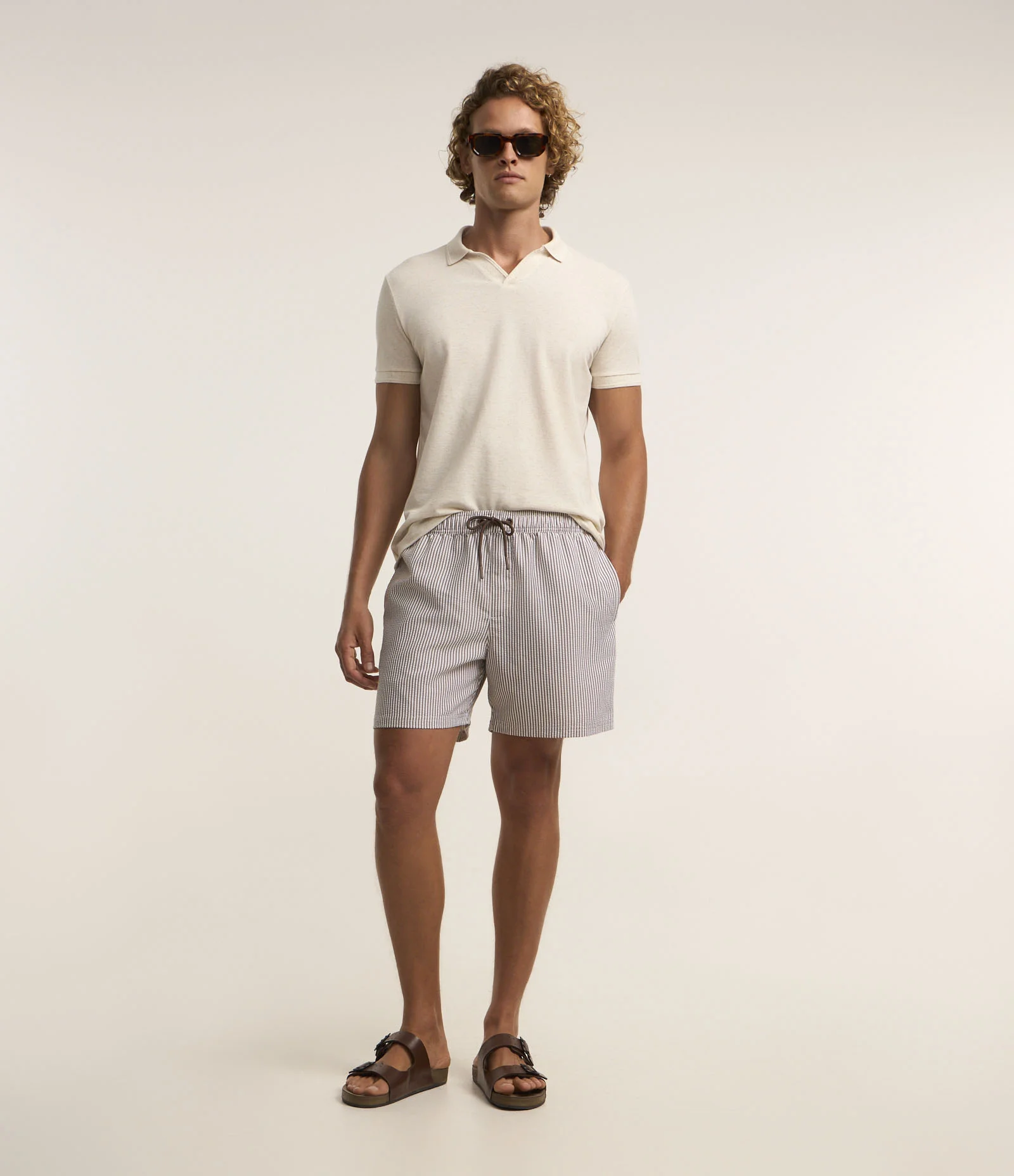 Bermuda de Praia Listrada em Microfibra com Textura Anarruga Marrom 1