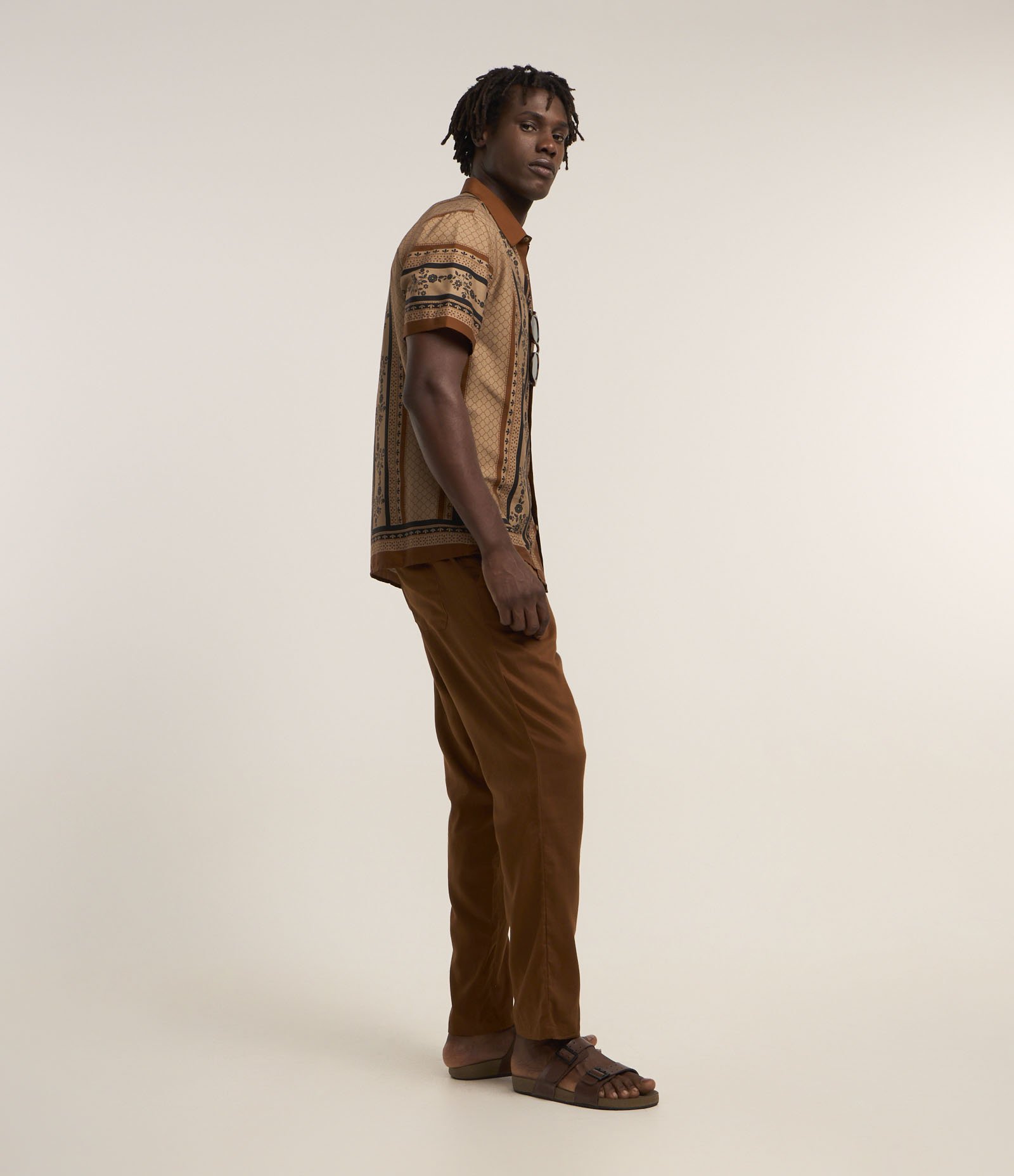 Camisa Regular em Flamê com Estampa de Lenço Marrom 3