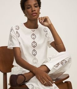 Blusa Manga Curta em Laise com Detalhes de Richelieu