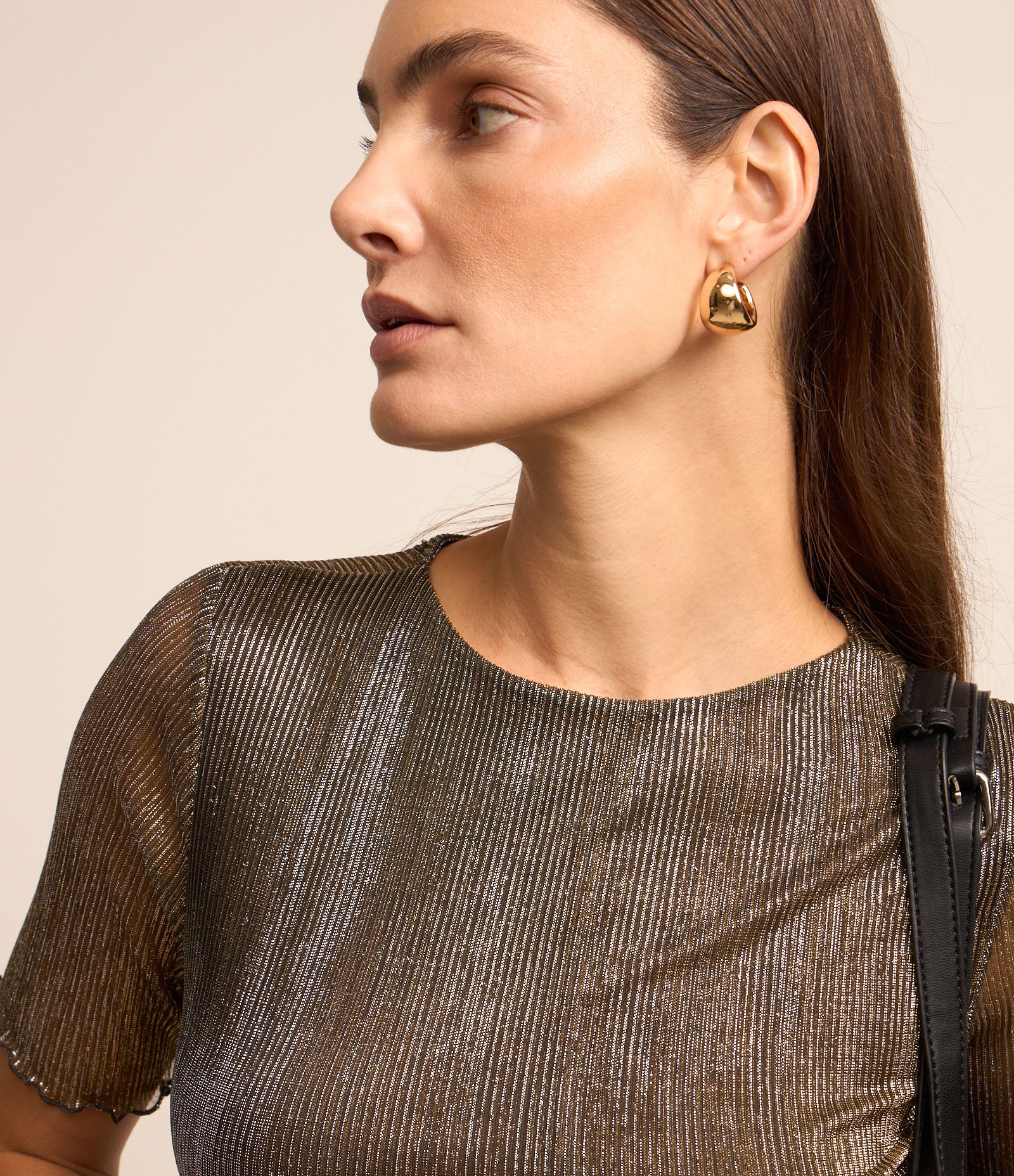 Blusa com Fio Metalizado e Frufrus Dourado 3