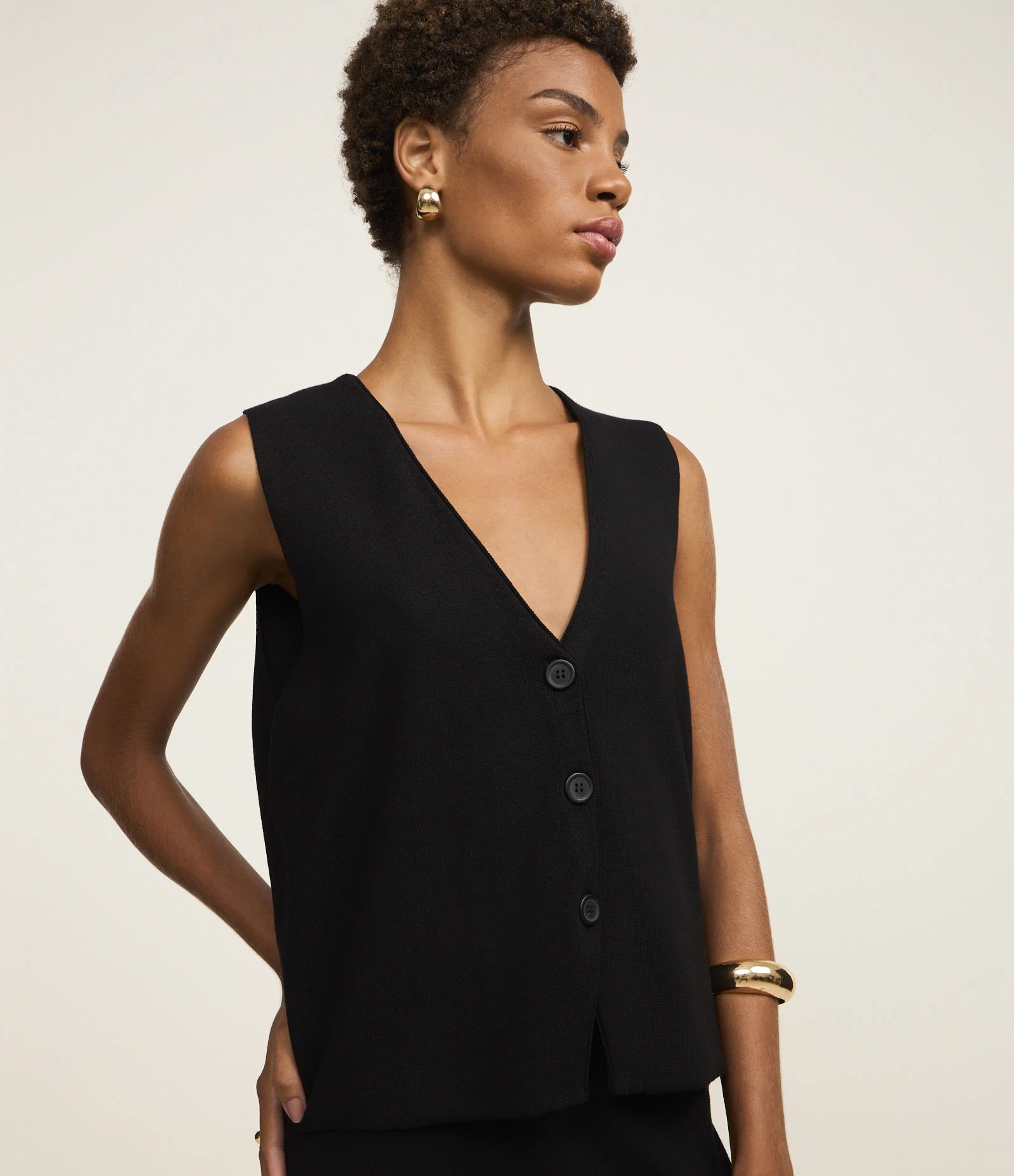 Colete Reto Alongado em Tricot com Botões Preto 1