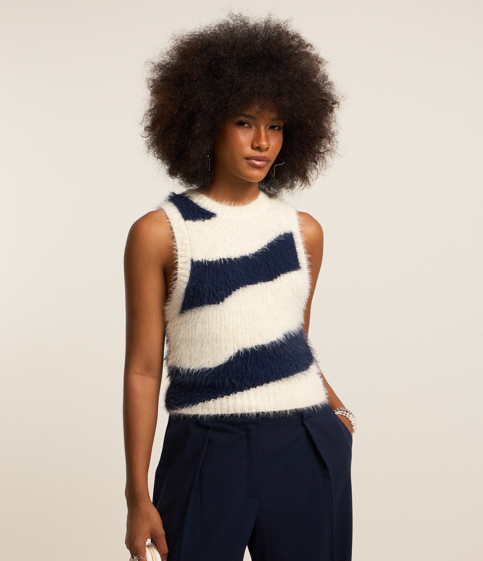 Colete em Tricô Listrado com Pelinhos Branco/Preto 1