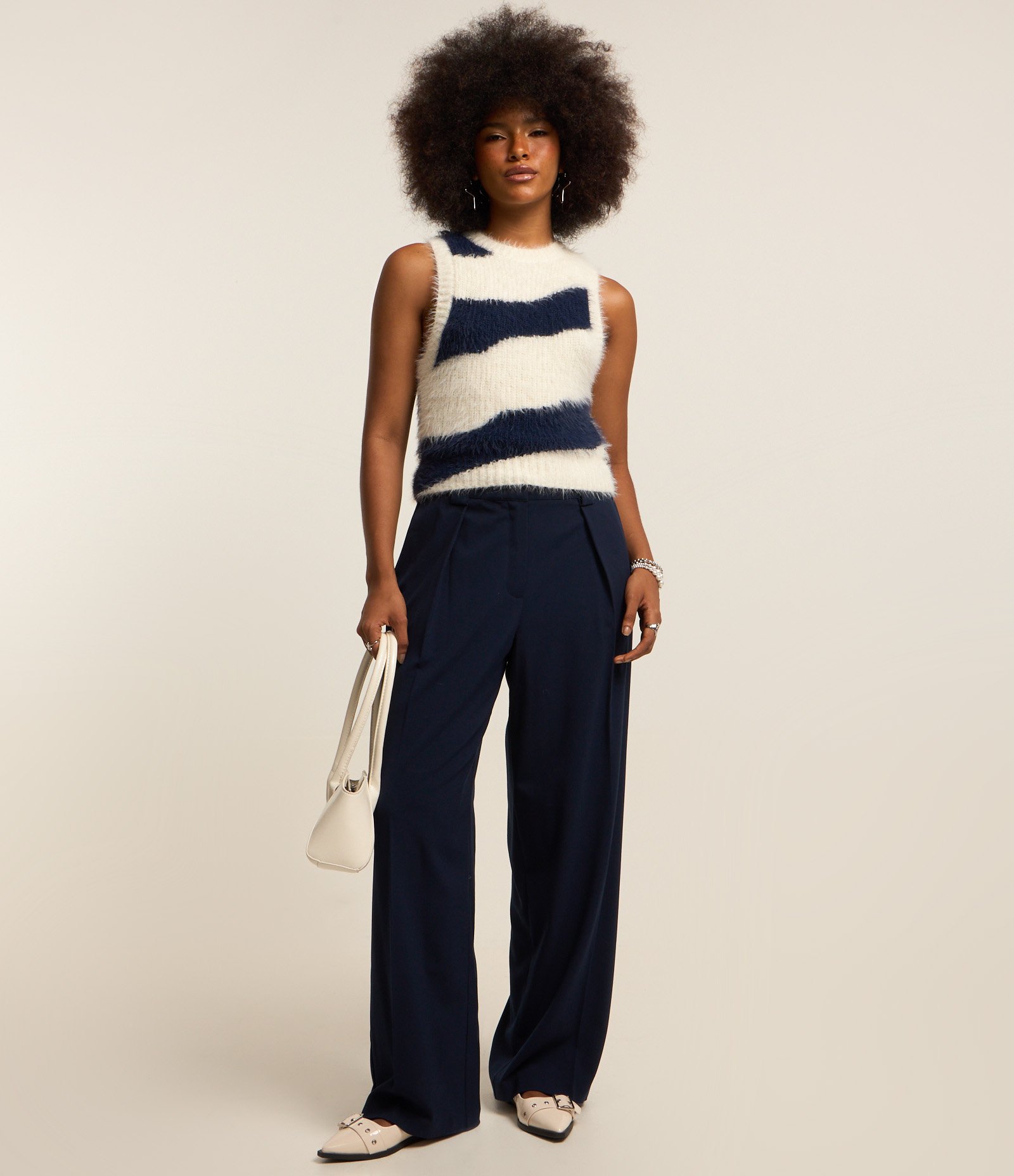 Colete em Tricô Listrado com Pelinhos Branco/Preto 2