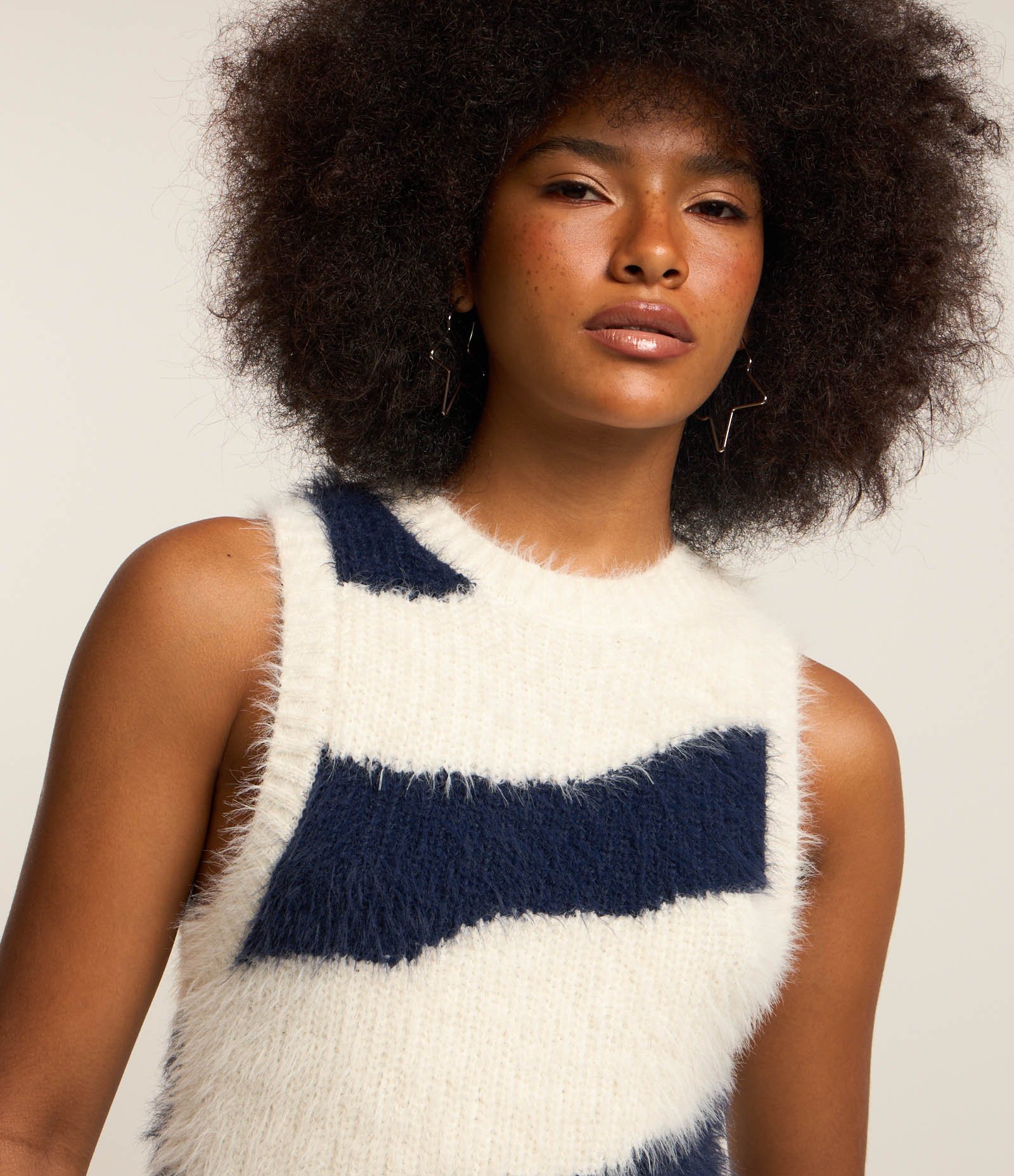 Colete em Tricô Listrado com Pelinhos Branco/Preto 3