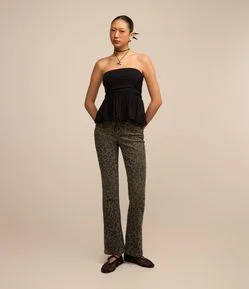Calça Bootcut em Jeans e Estampa Animal Print Oncinha