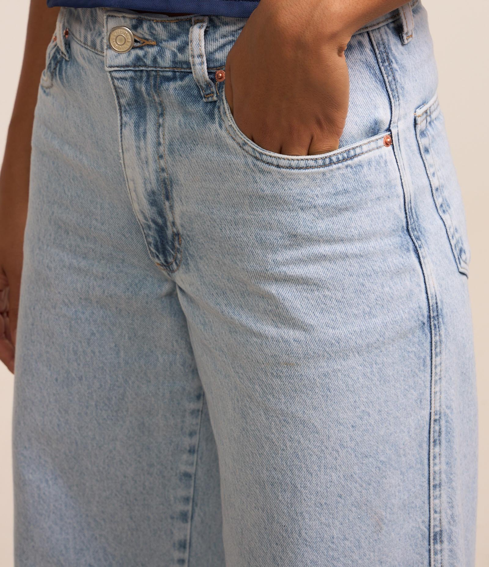 Calça Wide Leg Jeans Marmorizado e Fendinha Lateral Azul 4