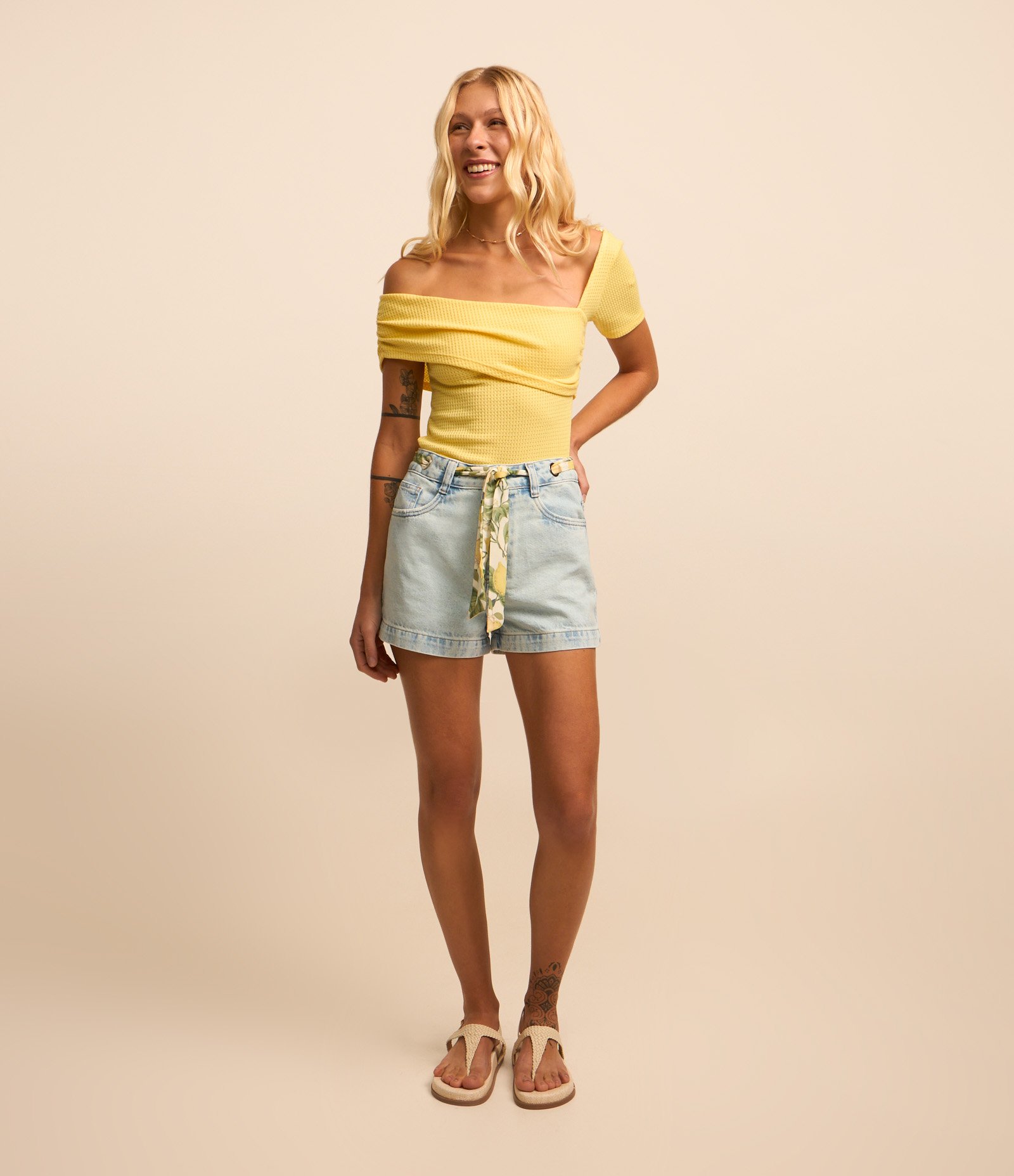 Short Slim em Jeans com Ilhós e Lencinho Azul 1