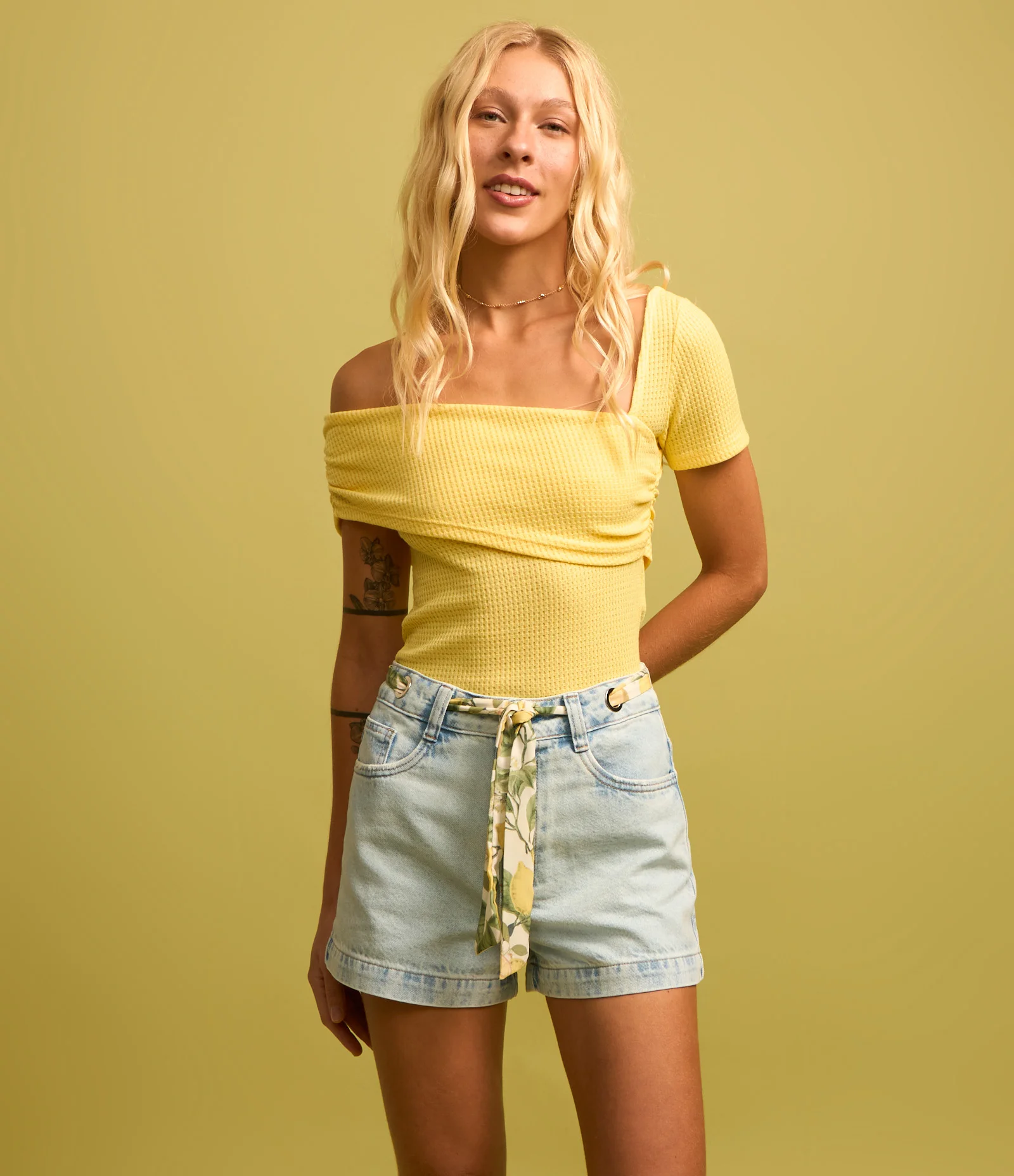 Short Slim em Jeans com Ilhós e Lencinho Azul 2