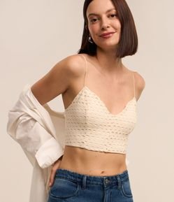 Blusa Cropped em Malha com Efeito Crochê e Alças Finas