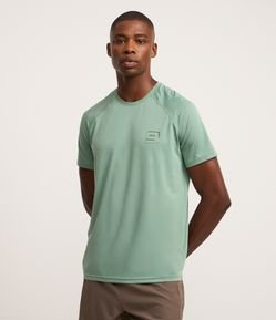 Camiseta Esportiva em Tecnologia Dry com Textura e Estampa Lettering Refletiva