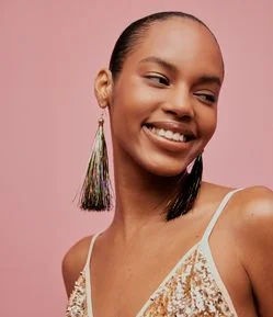 Brinco Fio em Plástico com Franjas Metálicas Coloridas