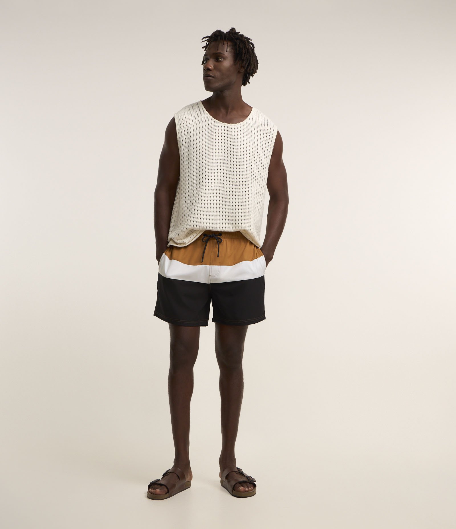 Bermuda em Microfibra com Cós Elástico Bloco de Cores e Textura Caramelo/Branco/Preto 1