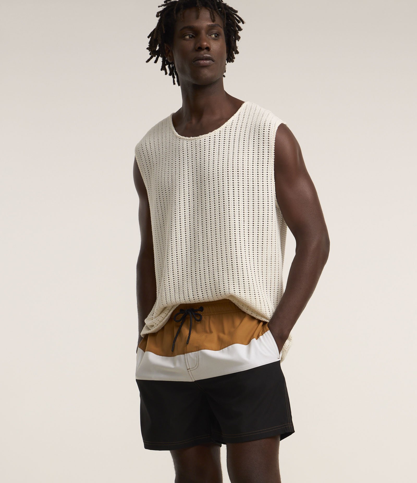 Bermuda em Microfibra com Cós Elástico Bloco de Cores e Textura Caramelo/Branco/Preto 2