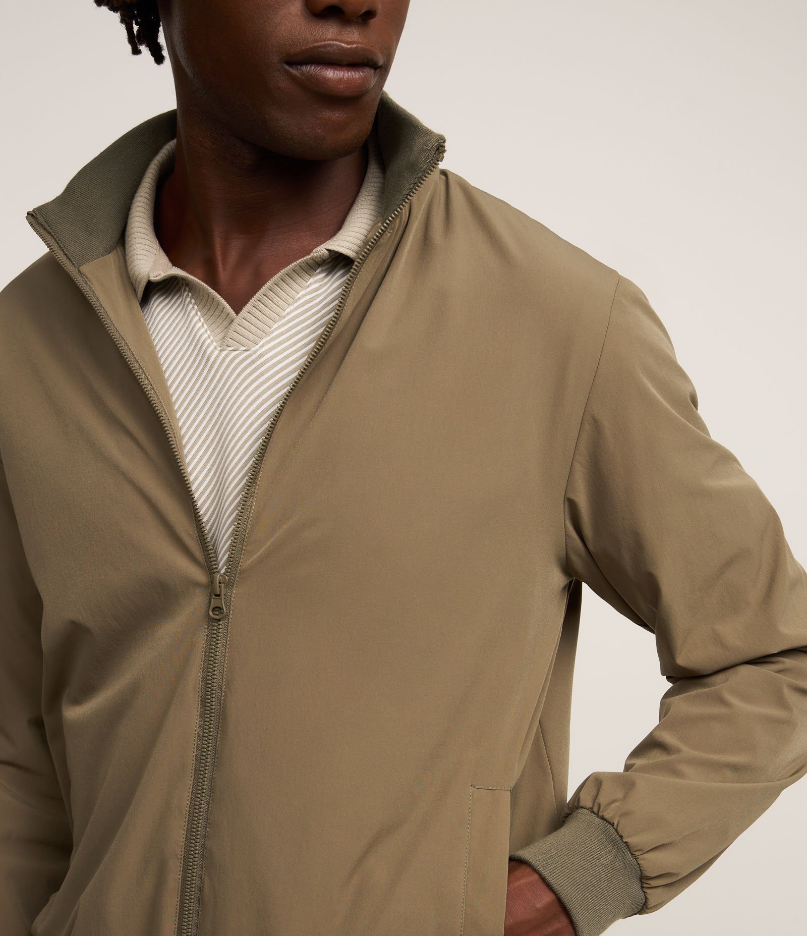 Jaqueta Bomber com Gola Alta Cinza 4