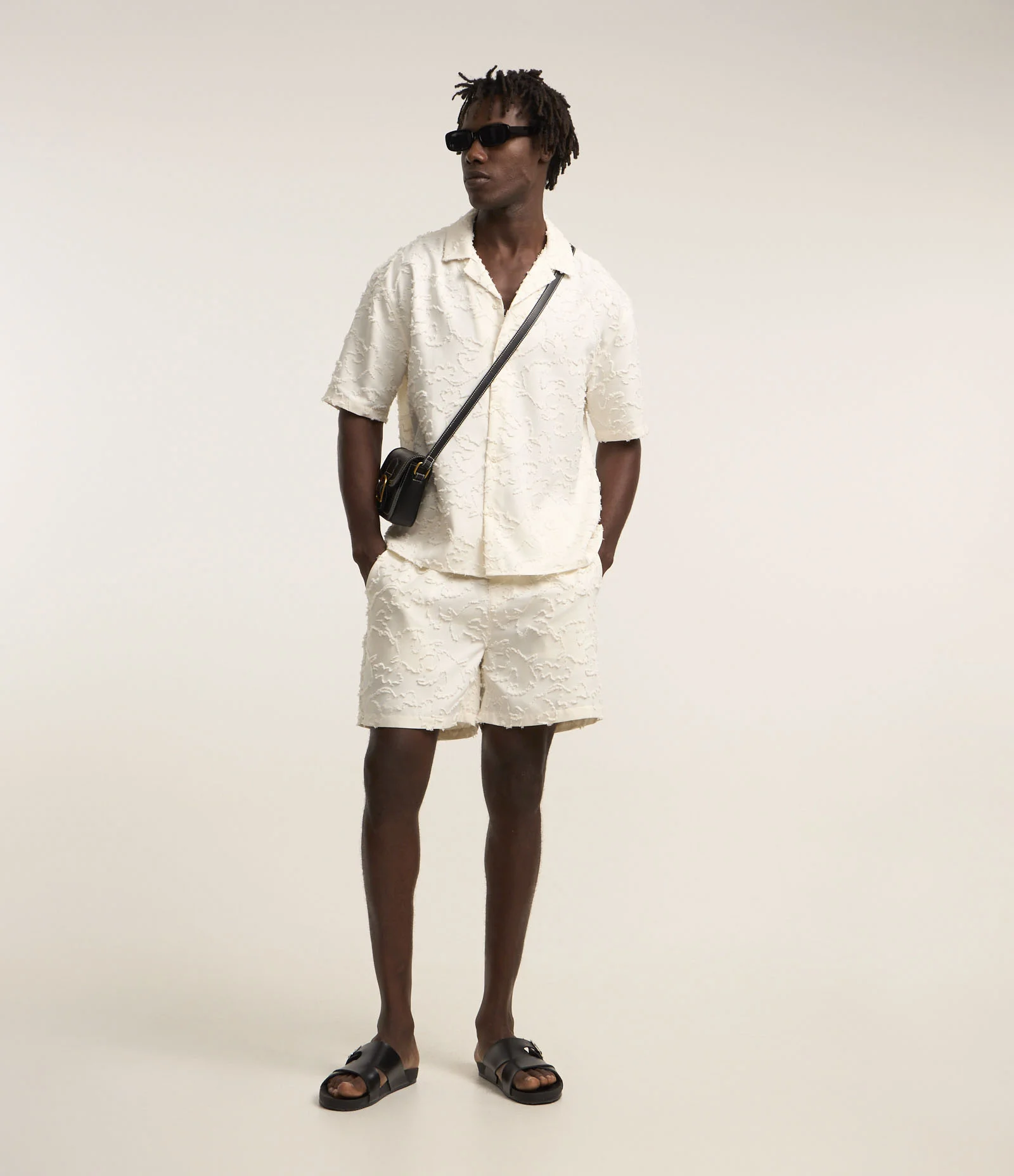 Bermuda com Cós Elástico Detalhes Navalhados e Textura Off White 1