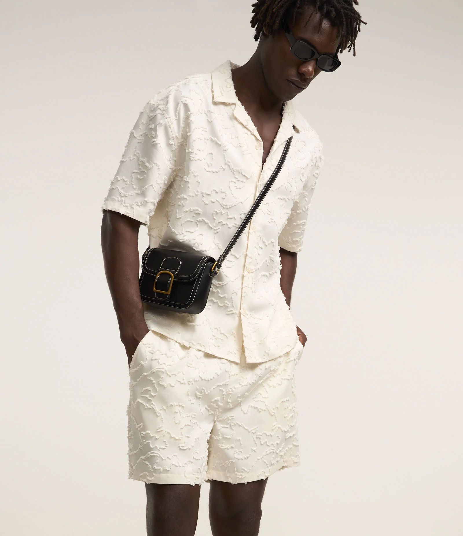 Bermuda com Cós Elástico Detalhes Navalhados e Textura Off White 2