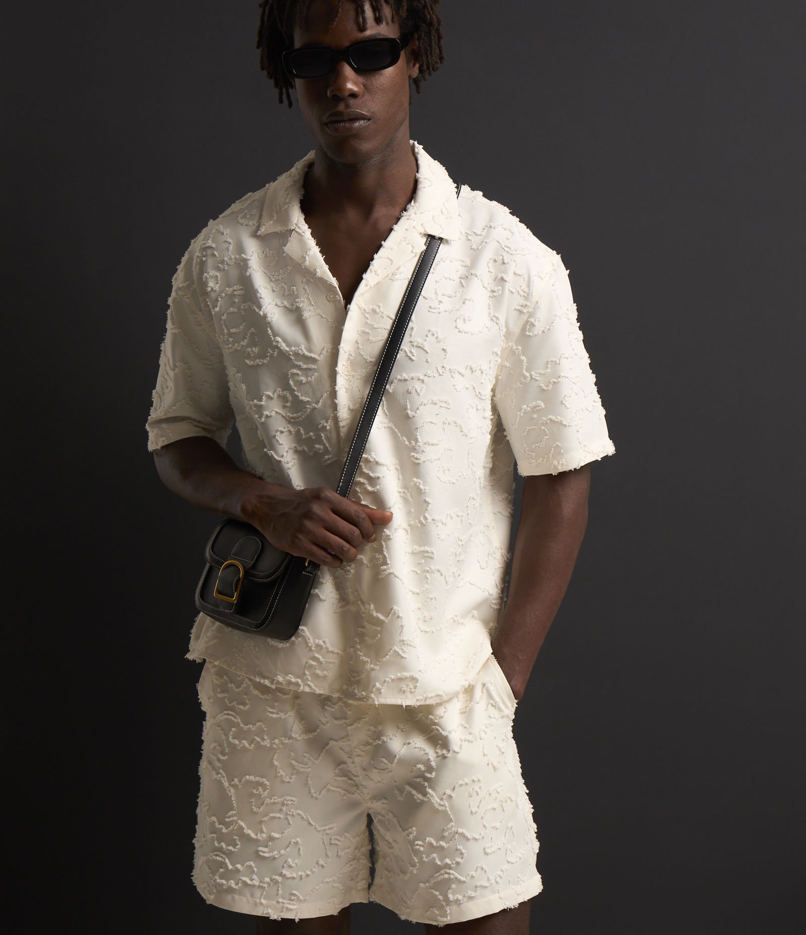 Bermuda com Cós Elástico Detalhes Navalhados e Textura Off White 5