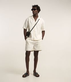 Bermuda com Cós Elástico Detalhes Navalhados e Textura