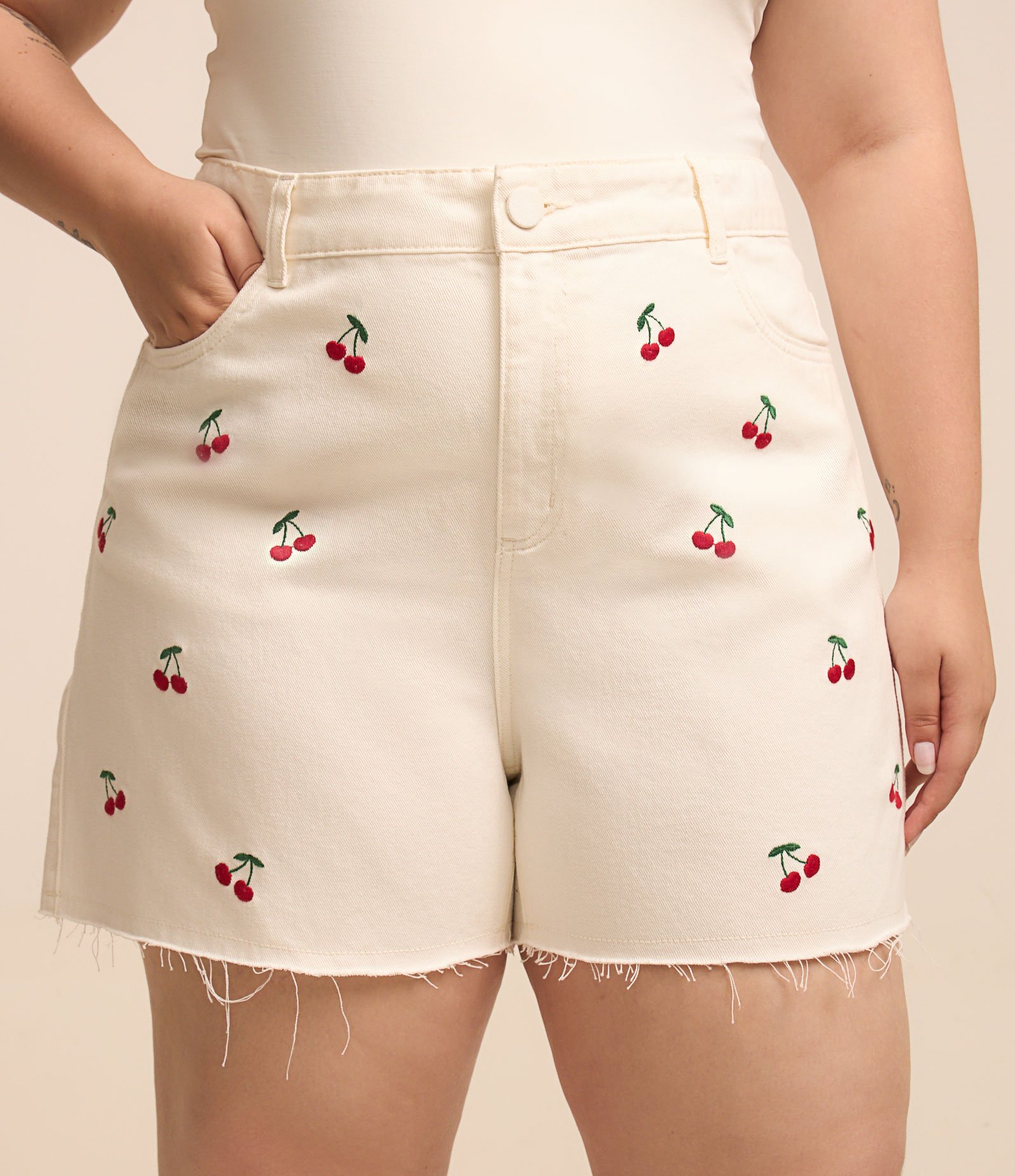 Short Mom em Sarja com Bordado de Cereja Curve & Plus Size Branco 1