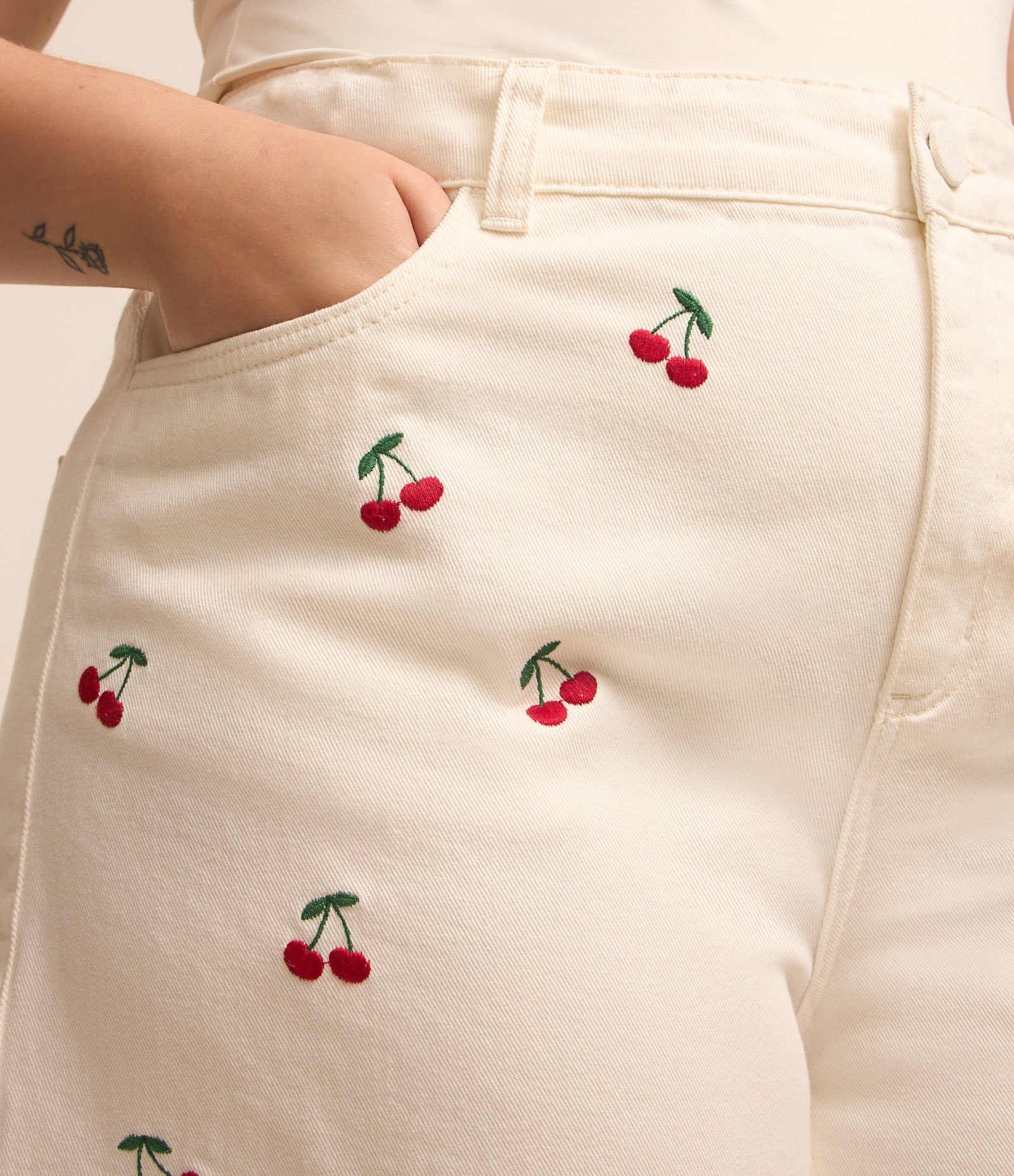 Short Mom em Sarja com Bordado de Cereja Curve & Plus Size Branco 3
