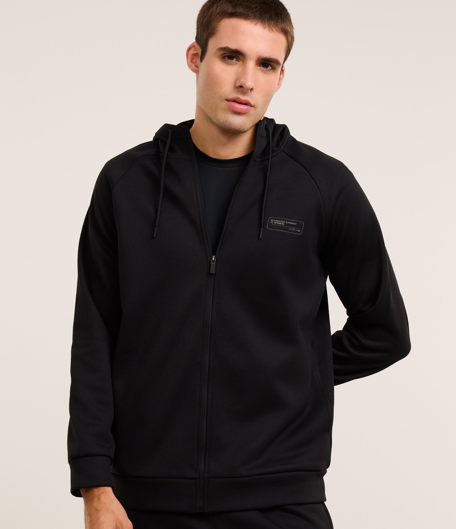 Casaco em Fleece com Estampa Localizada e Capuz Preto 1