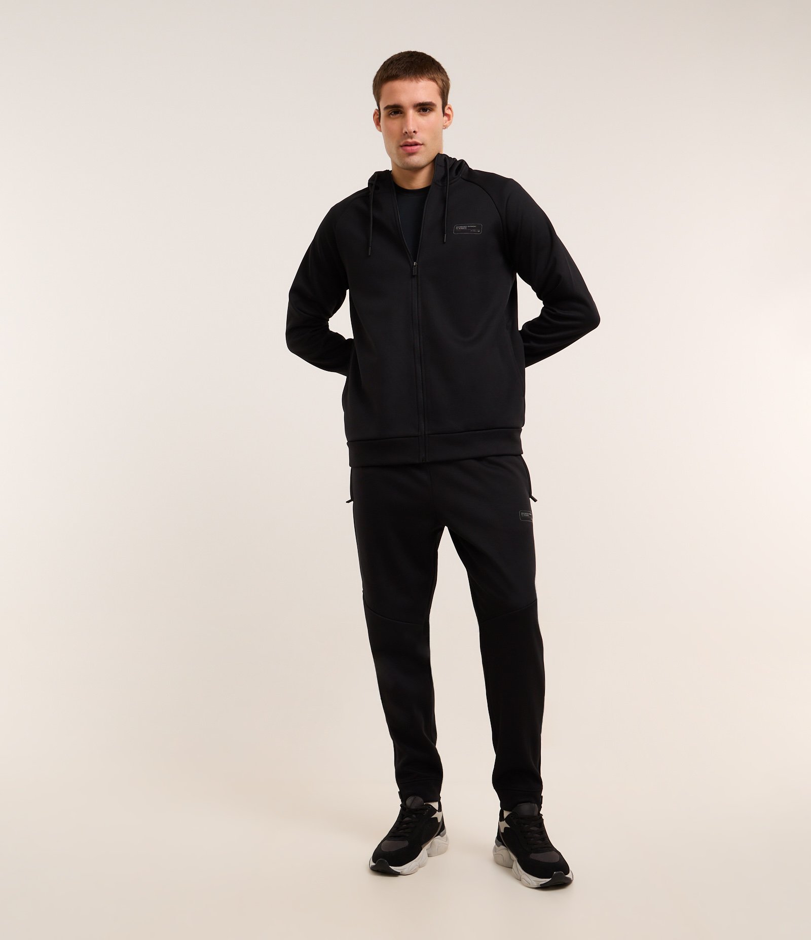 Casaco em Fleece com Estampa Localizada e Capuz Preto 2