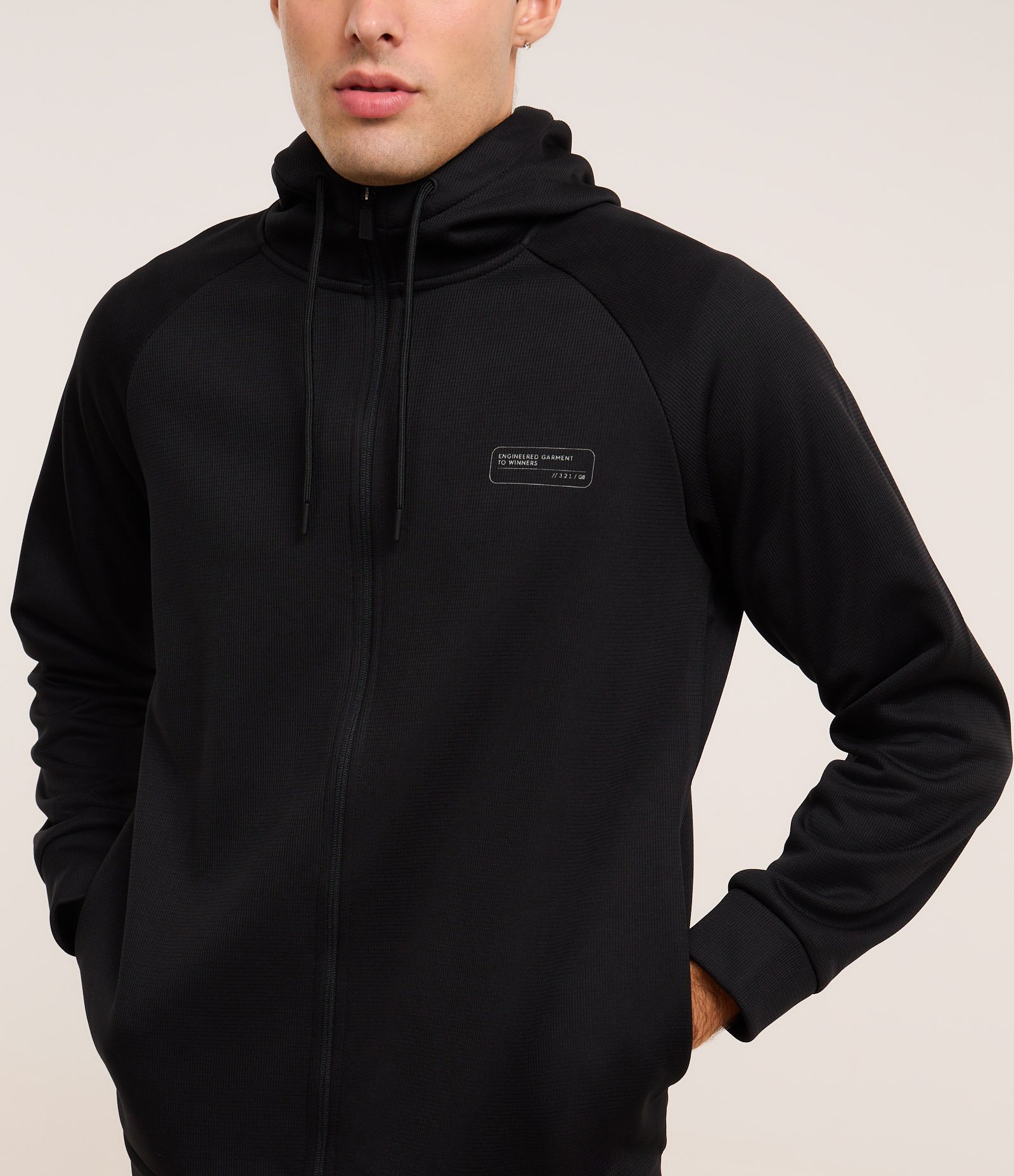 Casaco em Fleece com Estampa Localizada e Capuz Preto 3