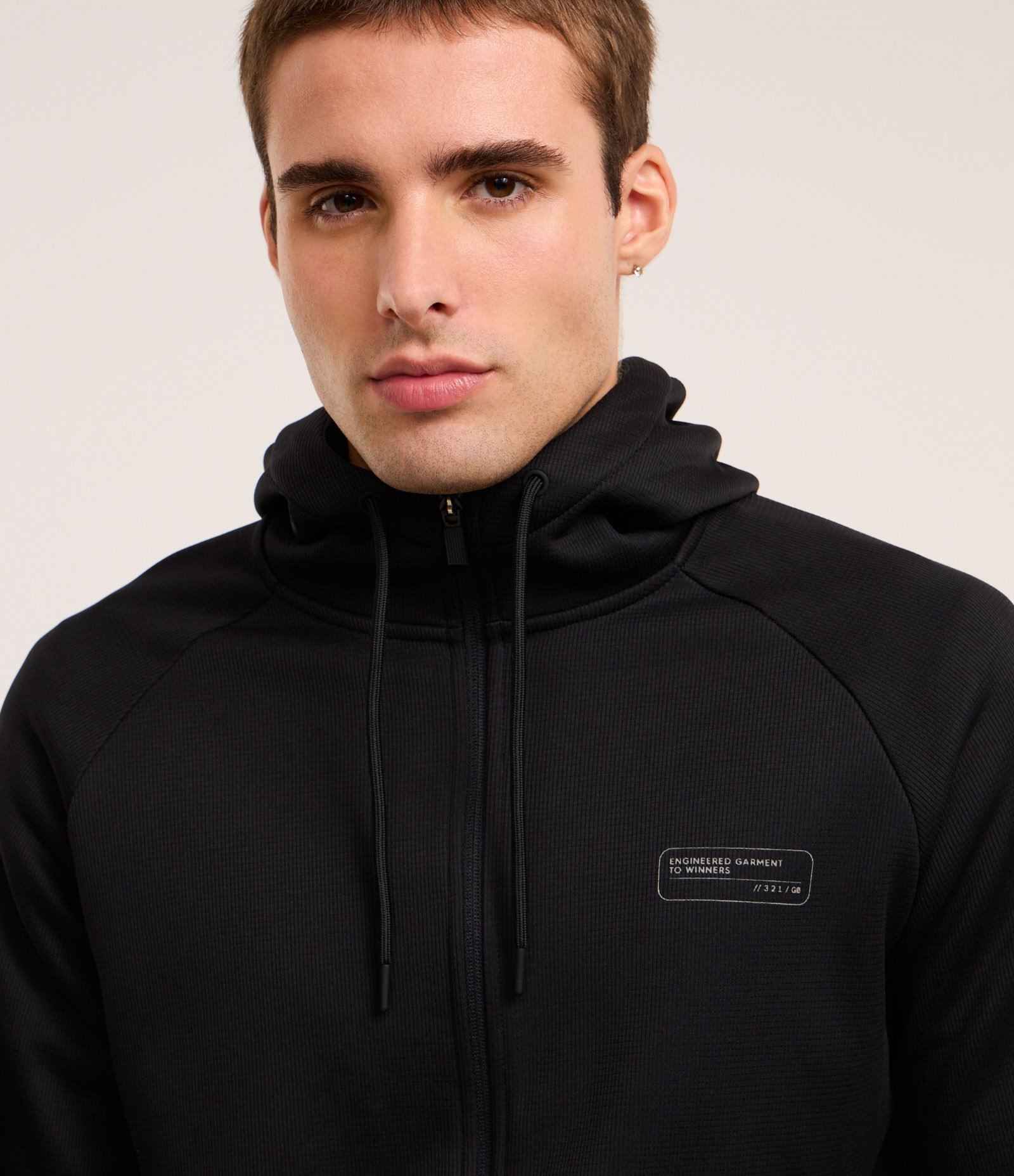 Casaco em Fleece com Estampa Localizada e Capuz Preto 5