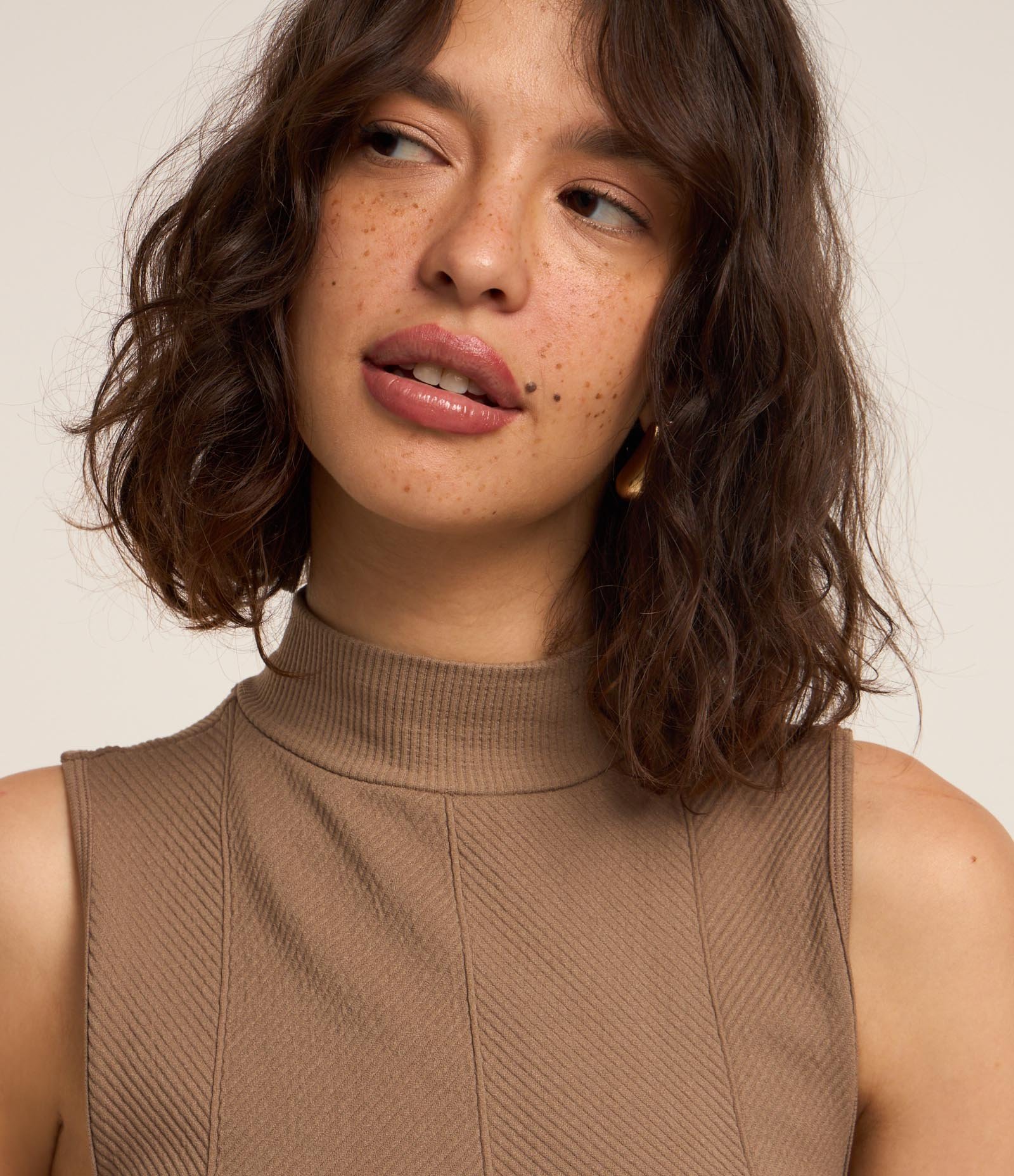 Body Seamless com Textura Espinha de Peixe e Gola Alta Marrom 3