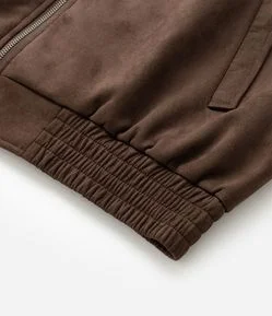 Jaqueta com Detalhes em Recorte e Barra com Elástico