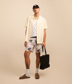 Bermuda com Estampa de Folhagem Abstrata e Cós Fixo